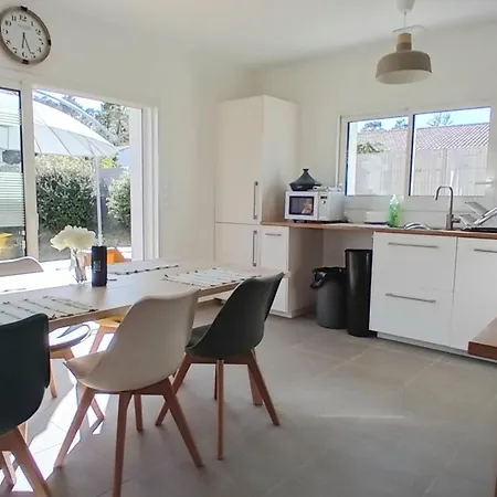 Au Pied De La Foret *