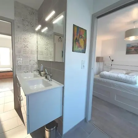 Au Pied De La Foret *