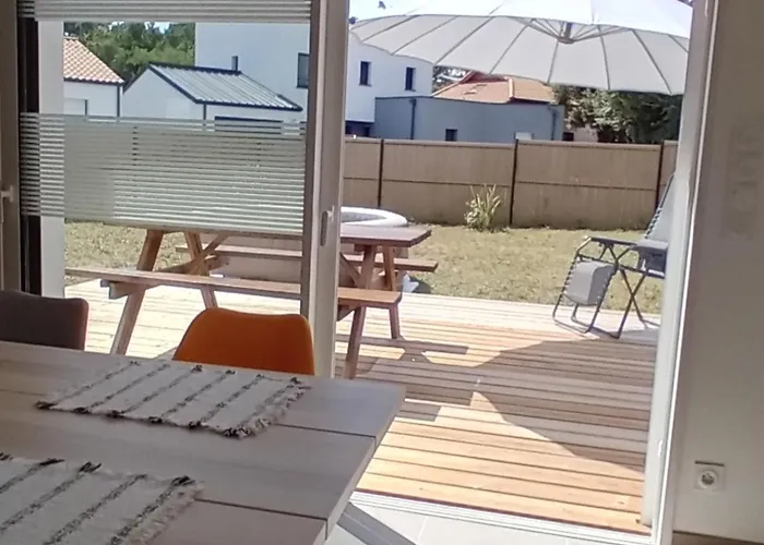 Au Pied De La Foret *