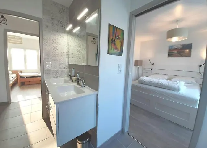 Au Pied De La Foret *